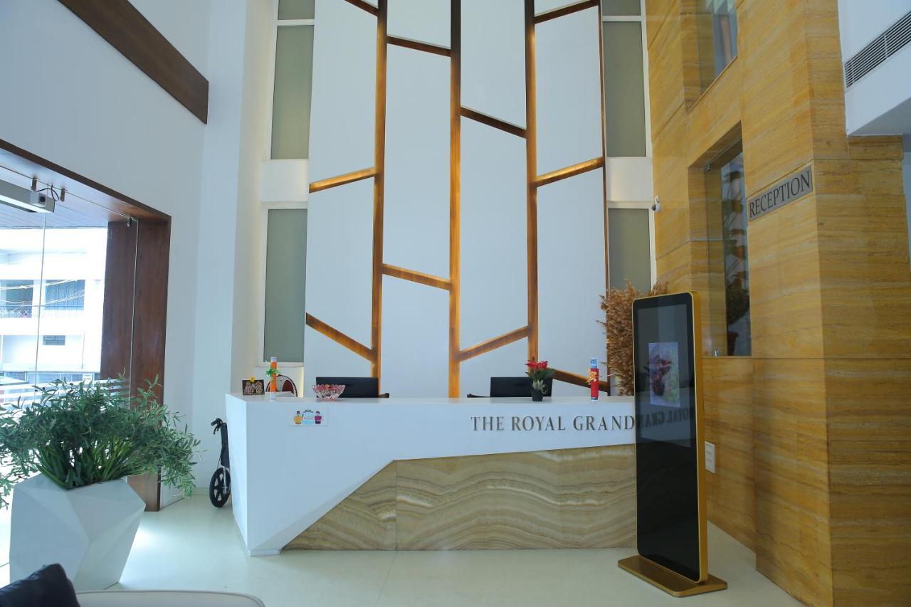 Hotel The Royal Grand à Karūr Extérieur photo