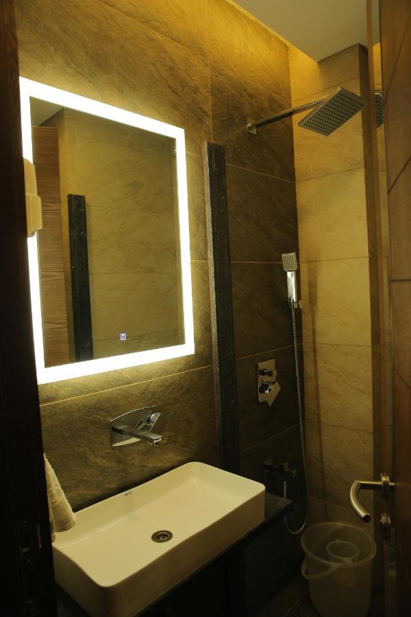 Hotel The Royal Grand à Karūr Extérieur photo