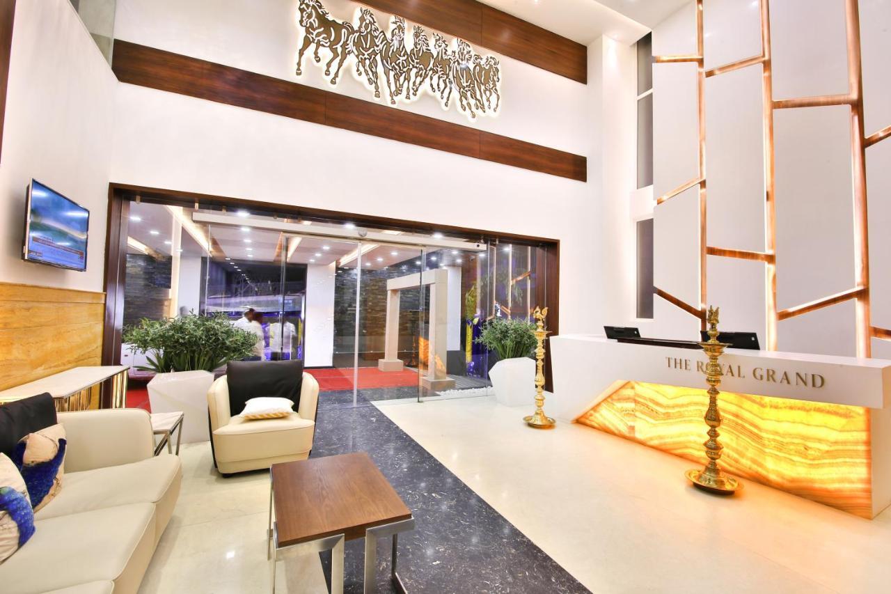 Hotel The Royal Grand à Karūr Extérieur photo
